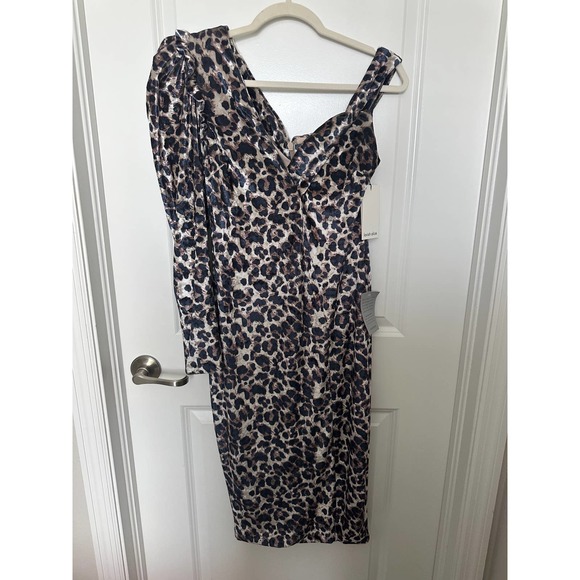 Lavish Alice ANIMAL PRINT LONG SLEEVE VELVET DRESS - Picture 4 of 11